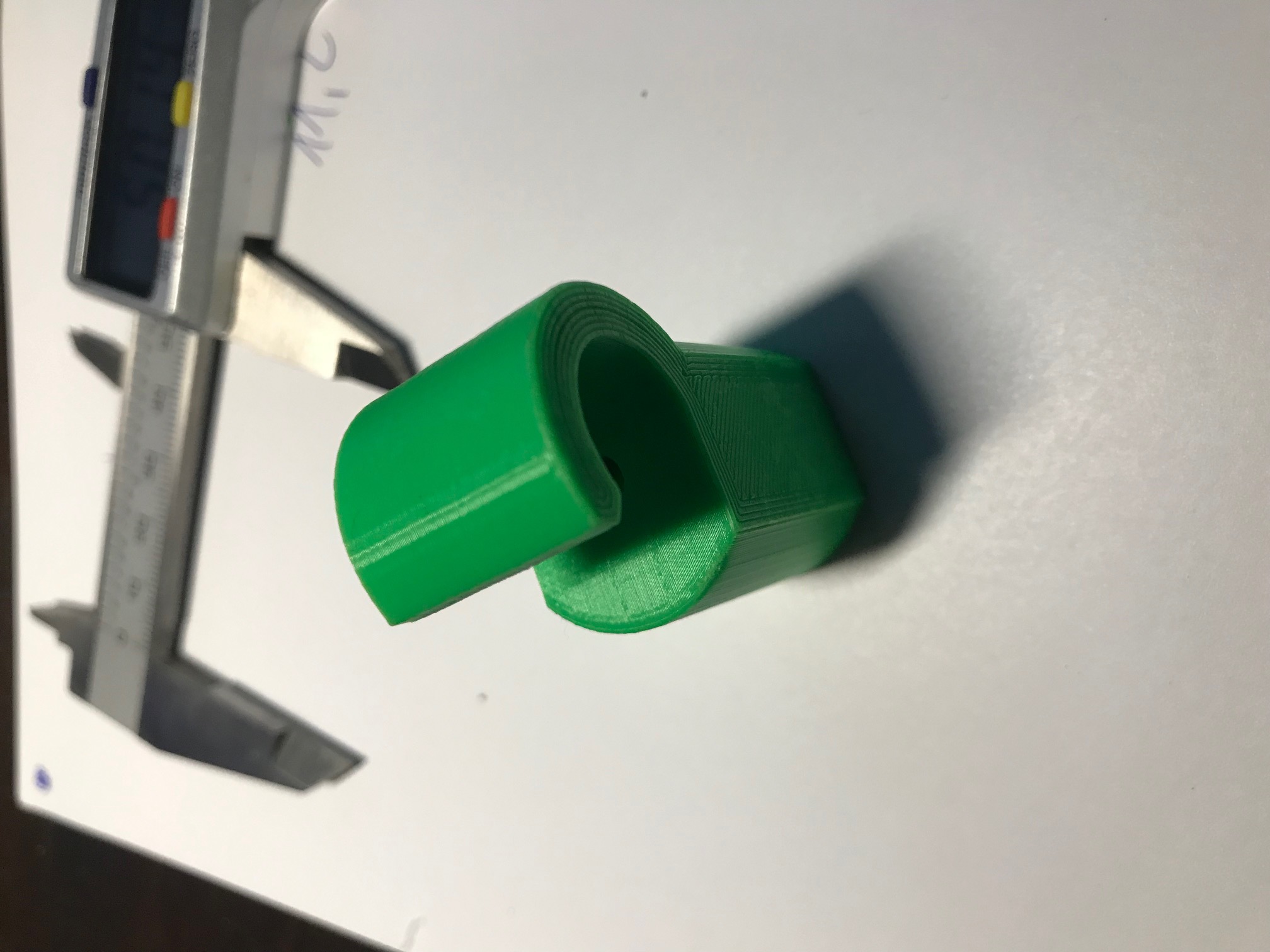 Früher Betternet-Clip aus dem 3D-Drucker mit sichtbaren Druckschichten, hier im Schwarz-Weiß-Drucklook