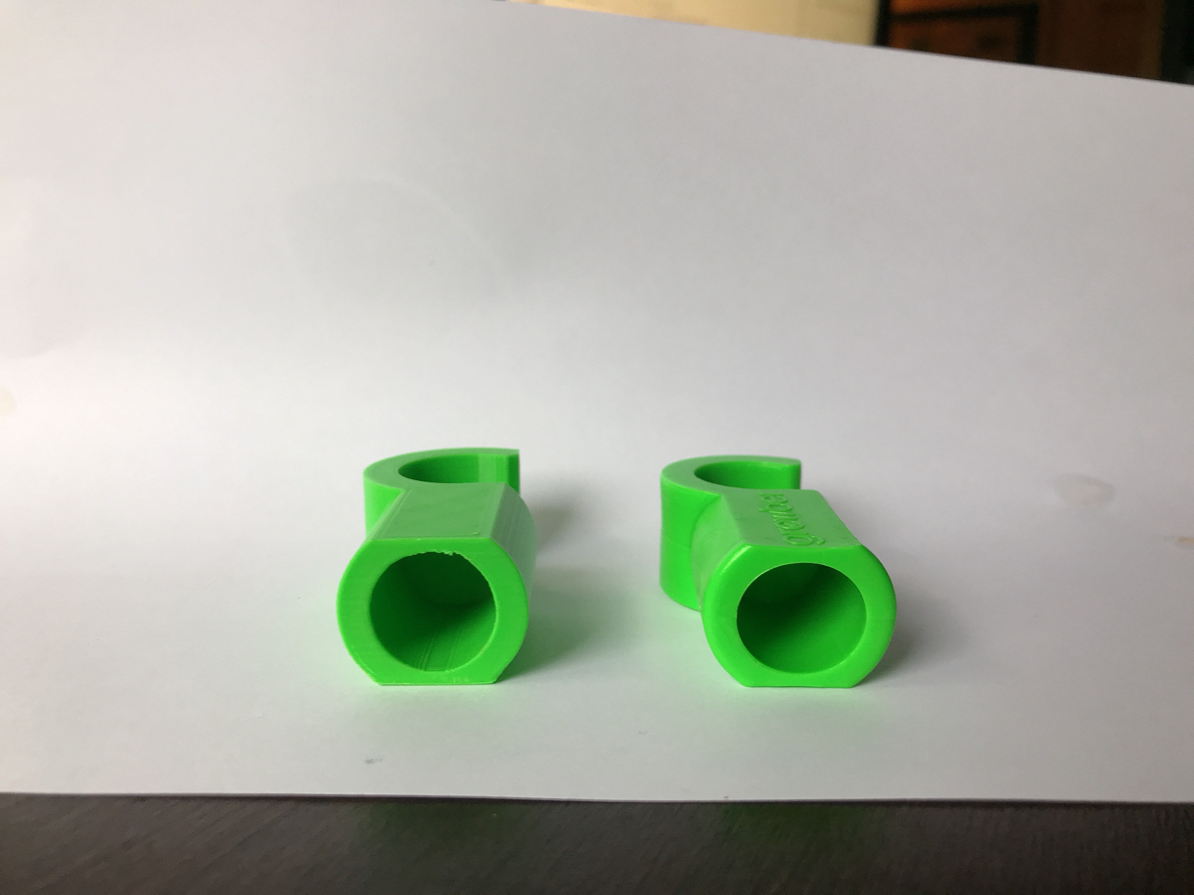 3D-gedruckter Clip und frühes Spritzgussmuster im direkten Vergleich